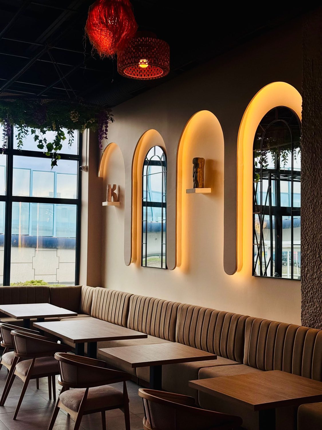 Wnętrze Ahura Lounge — strefa lounge z podświetlanymi łukami